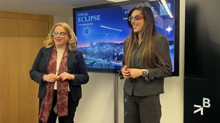 La alcaldesa de Burgos, Cristina Ayala, y la presidenta de ProBurgos, Andrea Ballesteros, con las gafas especiales para ver el eclipse.