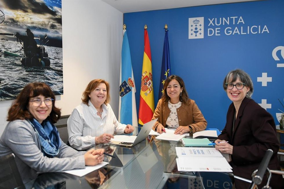 La conselleira do Mar, Marta Villaverde, en una reunión con la decana de la Facultad de Ciencias do Mar de la UVigo, Elsa Vázquez.