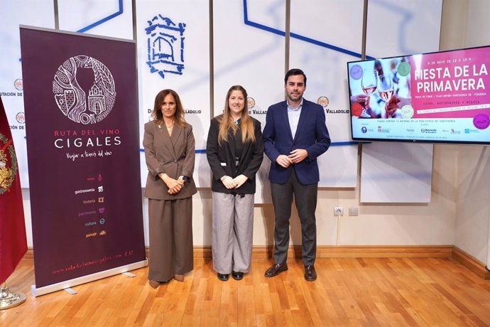 La alcaldesa de Santovenia, María Antonia López (i), Aitziber Bengoa y Roberto Migallón, durante la presentación de la feria.