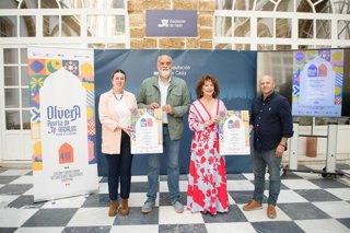 El vicepresidente segundo de la Diputación de Cádiz, Javier Vidal, la alcaldesa de Olvera, Remedios Palma, la concejala de Turismo, Marina Toledo, y Manuel Alejandro Rodríguez, de la Feria de las Naciones.