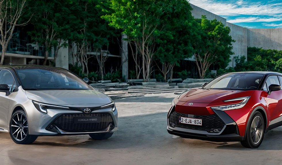 Archivo - Toyota Corolla y Toyota C-HR