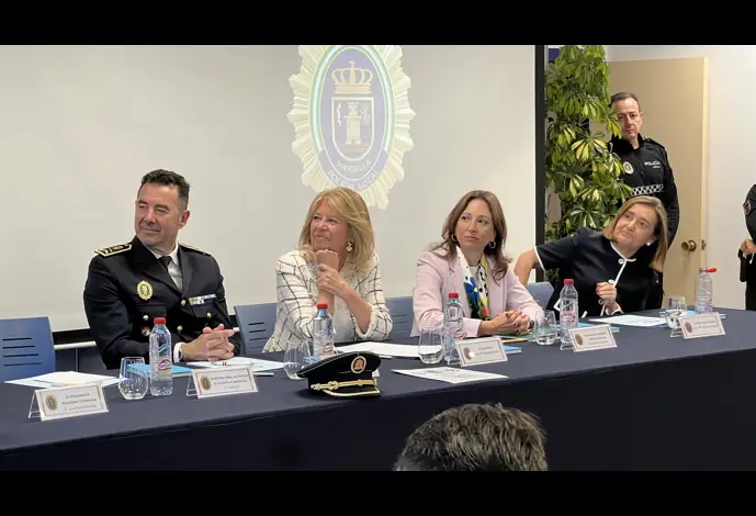 La delegada del Gobierno andaluz en Málaga, Patricia Navarro, participa en el acto de inicio de curso de la Escuela de Seguridad Municipal de Marbella, junto a la alcadesa de la localidad, Ángeles Muñoz.