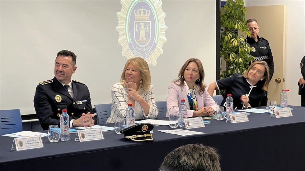 La delegada del Gobierno andaluz en Málaga, Patricia Navarro, participa en el acto de inicio de curso de la Escuela de Seguridad Municipal de Marbella, junto a la alcadesa de la localidad, Ángeles Muñoz.