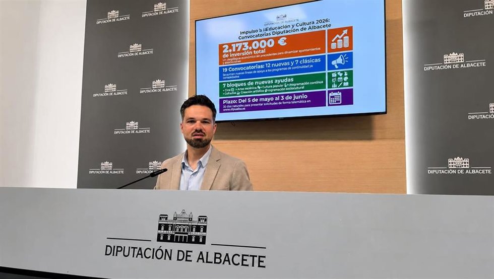 El diputado de Educación y Cultura de Albacete, Miguel Zamora, en rueda de prensa.