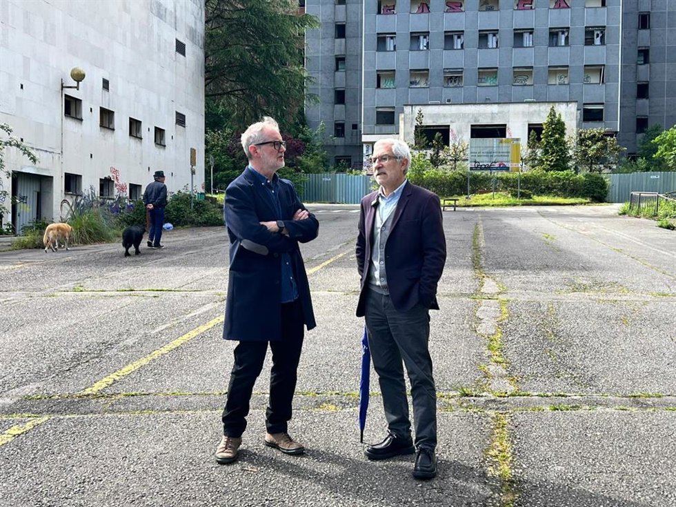El diputado de Sumar por Asturias, Rafael Cofiño y el portavoz de IU-Convocatoria por Oviedo, Gaspar Llamazares, en el entorno del antiguo HUCA.