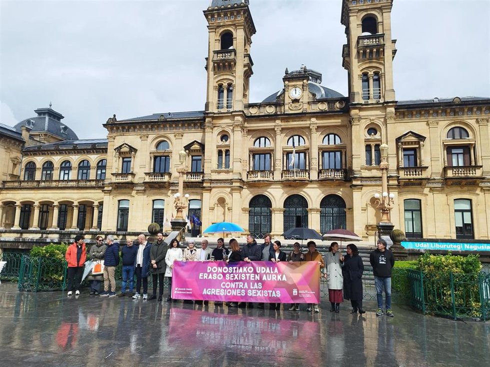 Concentración contra el intento de homicidio de una mujer en San Sebastián.