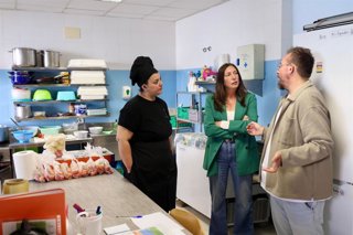 La consejera de Inclusión Social, Juventud, Familias e Igualdad, Loles López, en una visita a una entidad social de Punta Umbría (Huelva).