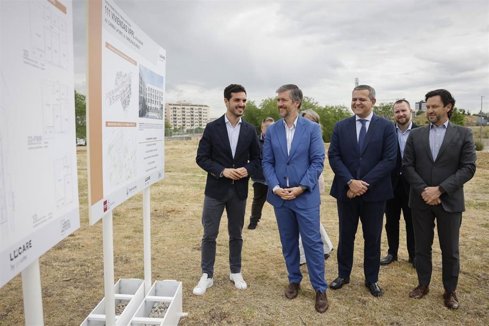 El consejero de Presidencia, Justicia y Administración Local, Miguel Ángel García Martín, y el de Vivienda, Transportes e Infraestructuras, Jorge Rodrigo, acompañados del alcalde de la localidad, Alejandro Navarro.