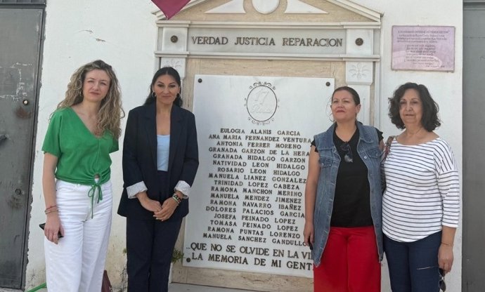 La número 2 de Por Andalucía en Sevilla, Alejandra Durán, en el cementerio de Guillena (Sevilla).