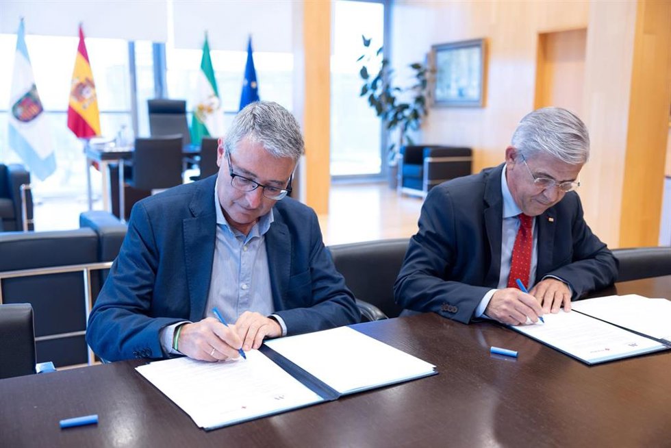El presidente de la Diputación de Málaga, Francisco Salado, y el presidente provincial de Cruz Roja, Luis Utrilla, durante la firma de un convenio