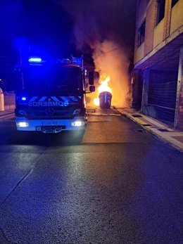 Uno de los contenedores incendiados esta madrugada en San Andrés del Rabanedo (León).