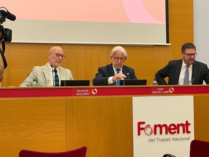 El presidente de Foment del Treball, Josep Sánchez Llibre, el presidente de la Cambra Oficial de Contractistes d'Obres d'Obres de Catalunya (CCOC), Lluís Moreno, y el director de Estudios y Economía de Foment, Salvador Guillermo.