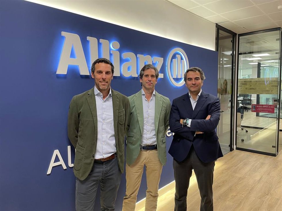 De izquierda a derecha: Javier Ansorena, director de Gestión de Clientes; Ignacio D'Ornellas, responsable de Distribución en Iberial; y Gonzalo de la Puente,  responsable de Global & International Brokers.