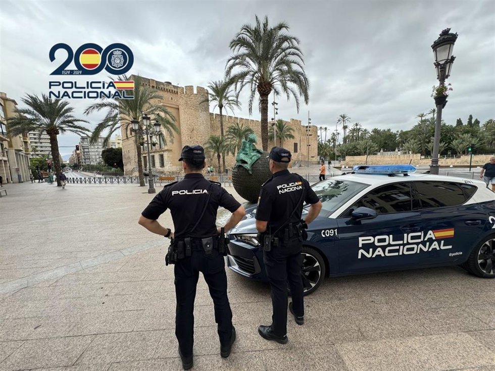 Agentes en la Policía Nacional en Elche
