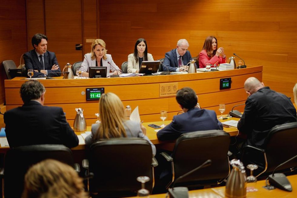 La vicepresidenta primera y consellera de Vivienda, Empleo, Juventud e Igualdad de la Generalitat Valenciana, Susana Camarero (2i), comparece ante la Comisión de investigación de la Dana, a 28 de abril de 2026, en Valencia, Comunidad Valenciana (España).