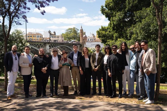 Angie Moreno y Luis Ybarra, en la foto de familia tras la presentación de la programación de la Bienal en el Teatro Alameda.