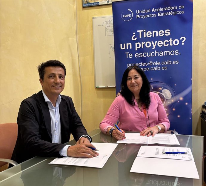 La directora general de Proyectos Estratégicos, Fondos Europeos y Simplificación Administrativa, Bárbara Barceló, y el decano del Coaib, Bernat Nadal, en la reunión