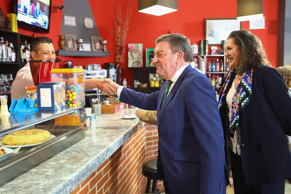 El consejero de la Presidencia, Luis Miguel González Gago, en el bar de presentación de las ayudas en Aldeanueva de Figueroa (Salamanca).