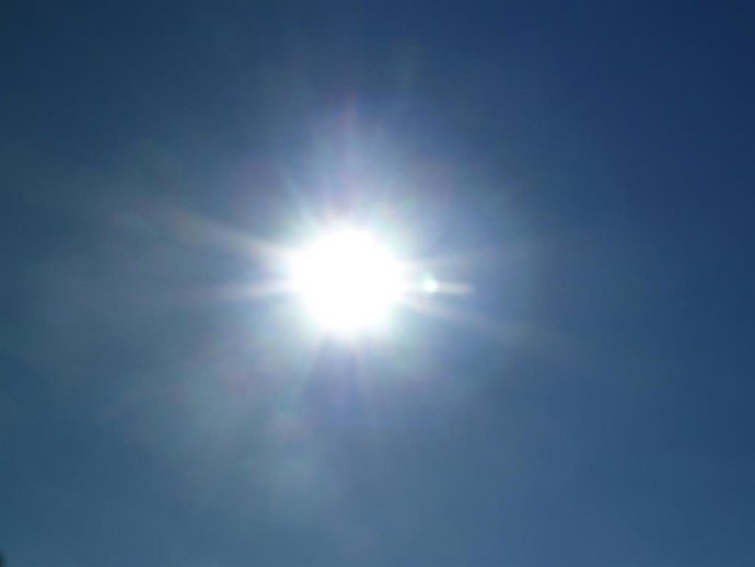 Archivo - Cielo despejado con el sol brillando