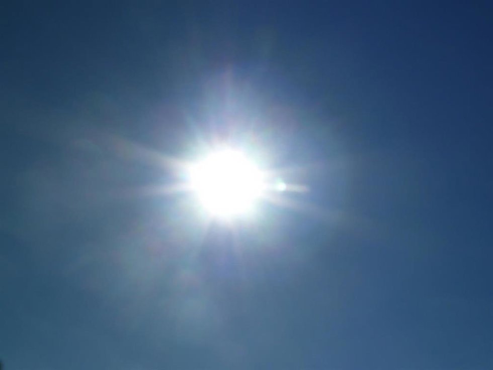 Archivo - Cielo despejado con el sol brillando
