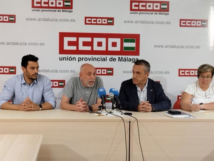 L candidato nº1 de Por Andalucía por la provincia de Málaga a las próximas elecciones autonómicas, Ernesto Alba, y el secretario general de CCOO, Fernando Muñoz Cubillo, en rueda de  prensa