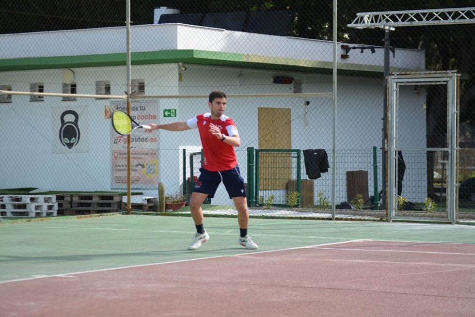 Un universitario disputa un partido oficial de tenis, como imagen de recurso.