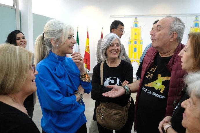 La consejera de Cultura y Deporte de la Junta de Andalucía, Patricia del Pozo, en una visita al Centro de Participación Activa de Personas Mayores de Sevilla Este.