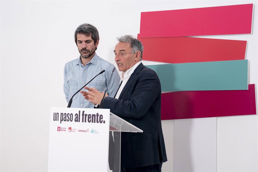 El ministro de Cultura, Ernest Urtasun, y el diputado de Sumar Enrique Santiago, durante una rueda de prensa ofrecida por el espacio político configurado por Movimiento Sumar, Comuns, Más Madrid e Izquierda Unida, en el Espacio Ecooo, a 4 de mayo de 2026,