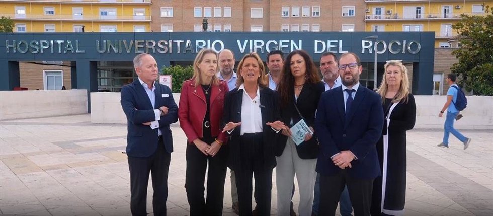La portavoz nacional de sanidad de Vox, María García Fuster, en el Hospital Universitario Virgen del Rocío de Sevilla.