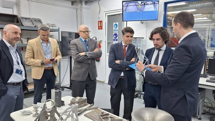 El secretario general de Investigación e Innovación de la Consejería de Universidad, Investigación e Innovación, Daniel Escacena en una visita al centro en el Parque Tecnológico y Aeronáutico de Andalucía (Aerópolis).