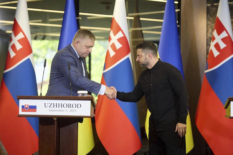Archivo - Robert Fico y Volodimir Zelenski, en una imagen de archivo de 2025.