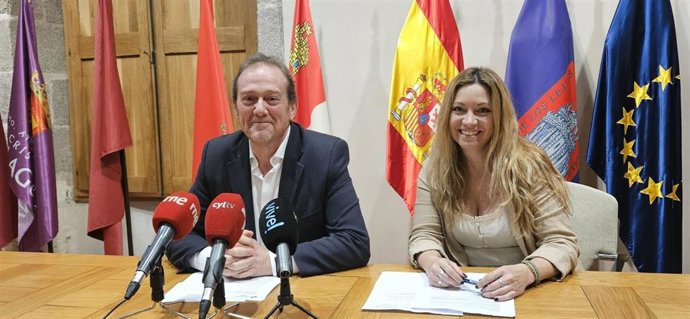 El concejal de Cultura del Consistorio abulense, Ángel Sánchez, y Gemma Orgaz, coordinadora del ciclo 'De libros y letras'.