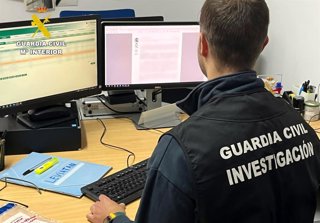 Archivo - Un agente de la Guardia Civil. Foto archivo.