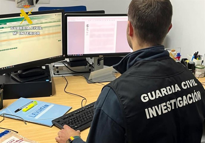 Archivo - Un agente de la Guardia Civil. Foto archivo.