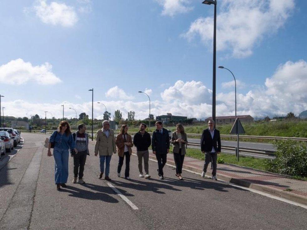 El consejero de Política Local, Infraestructuras y Lucha contra la Despoblación, Daniel Osés, acompañado de la directora general de Infraestructuras, Gema Álvarez, presenta una actuación en materia de seguridad vial entre Logroño y Villamediana de Iregua