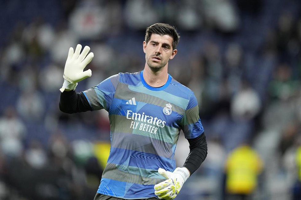 Archivo - El portero del Real Madrid Thibaut Courtois, en un calentamiento en el Santiago Bernabéu.