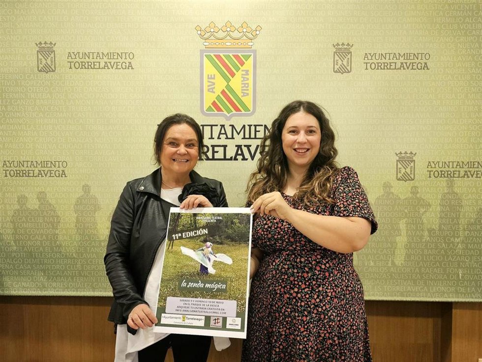 La concejala de Cultura, Esther Vélez, y Aroa Gómez, de Amalgama Teatral, presentan la nueva edición de la Ruta Mitológica 'La Senda Mágica'