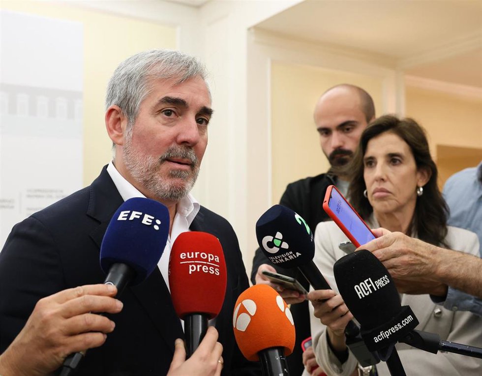 Archivo - El presidente de Canarias, Fernando Clavijo, ofrece declaraciones tras la reunión con la vicepresidenta primera y ministra de Hacienda, María Jesús Montero, en la Sede del Ministerio de Hacienda, a 23 de octubre de 2024, en Madrid (España). El e