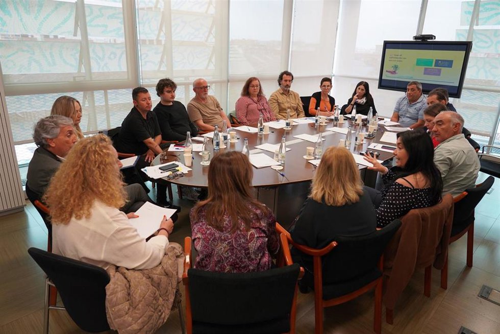 Generalitat constituye la mesa permanente con asociaciones afectadas por la dana y acuerda una sesión sobre emergencias