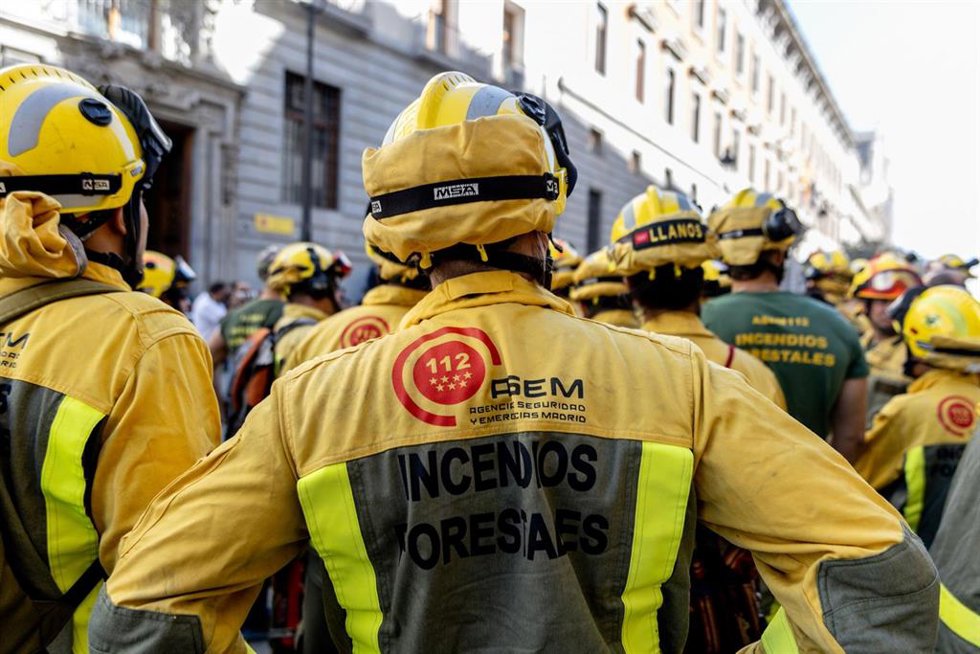 Archivo - Varios bomberos forestales protestan durante una concentración de efectivos de las Brigadas Forestales contratados por Tragsa que trabajan en la Comunidad de Madrid, frente al Ministerio de Hacienda, a 3 de septiembre de 2025, en Madrid (España)