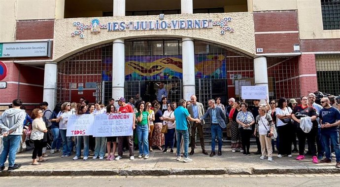 Protesta ante el IES 'Julio Verne' de Sevilla.