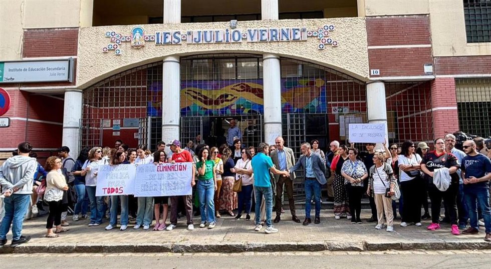 Protesta ante el IES 'Julio Verne' de Sevilla.
