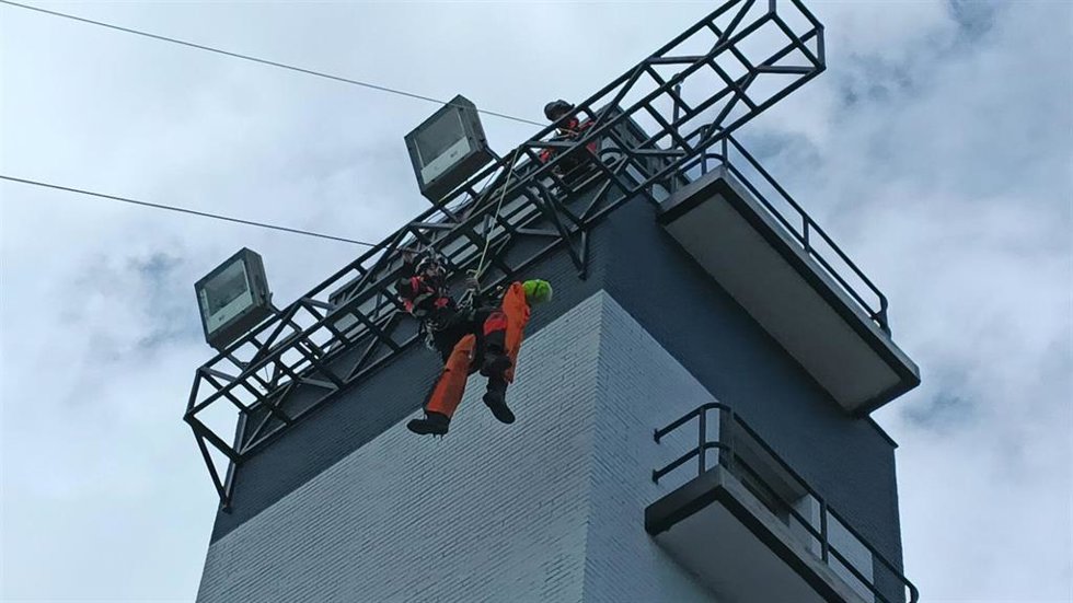 Simulacro de rescate en altura, en el Parque de Bomberos de Gijón.