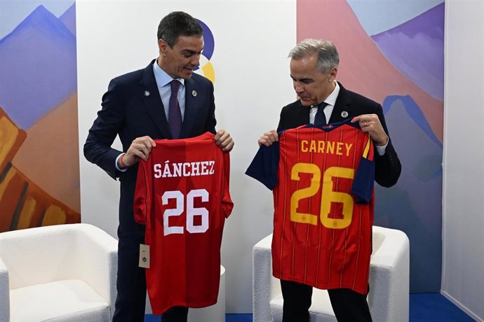 El presidente del Gobierno español, Pedro Sánchez (i), intercambia camisetas con el primer ministro de Canadá, Mark Carney (d), durante la Reunión de la Comunidad Política Europea, a 4 de mayo de 2026, en Ereván (Armenia).