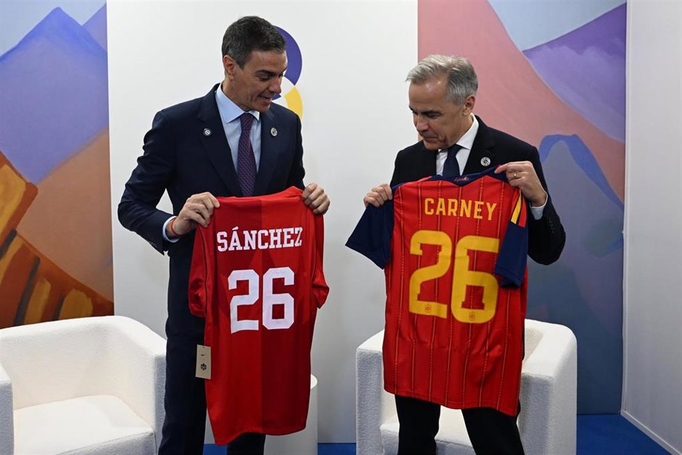 El presidente del Gobierno español, Pedro Sánchez (i), intercambia camisetas con el primer ministro de Canadá, Mark Carney (d), durante la Reunión de la Comunidad Política Europea, a 4 de mayo de 2026, en Ereván (Armenia).