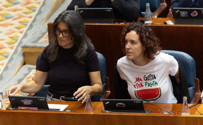 Archivo - La portavoz de Más Madrid en la Asamblea de Madrid, Manuela Bergerot (i), y la diputada de Más Madrid María Pastor (d), durante un pleno en la Asamblea de Madrid