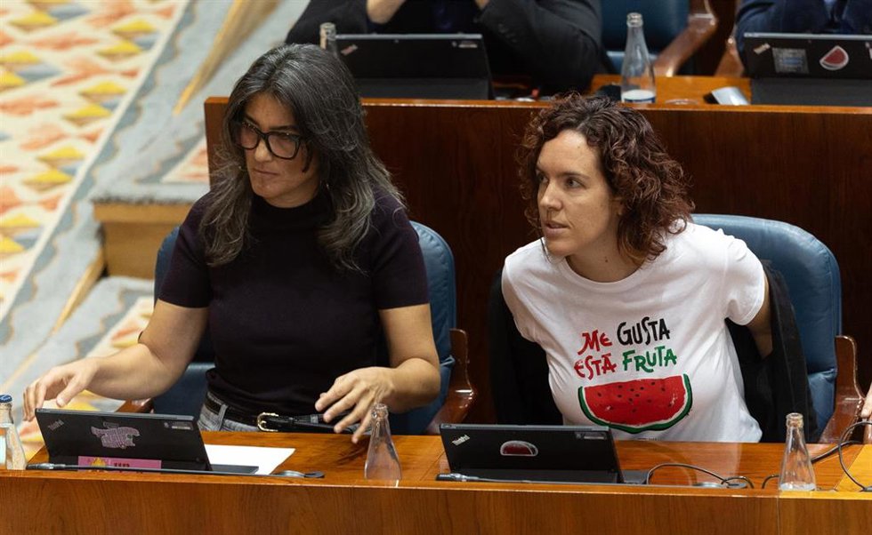 Archivo - La portavoz de Más Madrid en la Asamblea de Madrid, Manuela Bergerot (i), y la diputada de Más Madrid María Pastor (d), durante un pleno en la Asamblea de Madrid