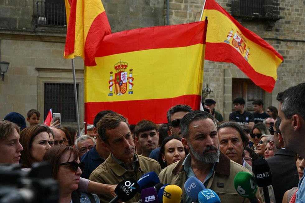 Santiago Abascal atiende a los periodistas en Úbeda.