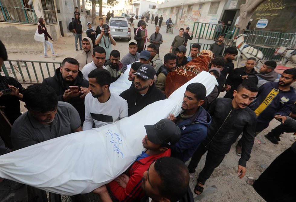 Palestinos trasladan los cadáveres de dos personas muertas por un ataque del Ejército de Israel contra la ciudad de Gaza, a pesar del alto el fuego pactado en octubre de 2025 (archivo)