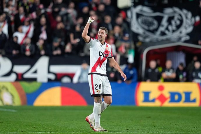 Archivo - El central francés Florian Lejeune celebra un gol del Rayo Vallecano en la UEFA Conference League 2025/26.